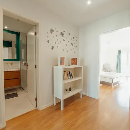 Bright Deluxe By Hosty